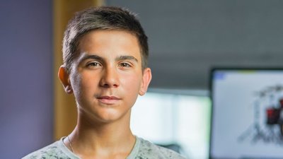 Хлопець вчить дітей грі на барабанах поруч з фронтом
