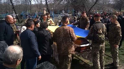 На Черкащині поховали воїна, який загинув на Донеччині На Черкащині поховали воїна, який загинув на Донеччині
