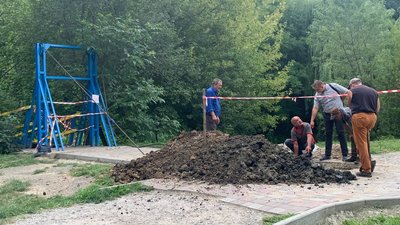 У тернопільському парку "Сопільче" похилився підвісний міст У тернопільському парку "Сопільче" похилився підвісний міст