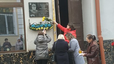 Одним із перших вступив до ЗСУ: на Тернопільщині відкрили меморіальну таблицю Василю Петріву