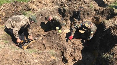 На Житомирщині шукачі монет допомогли знайти останки вісьмох солдатів Червоної армії На Житомирщині шукачі монет допомогли знайти останки вісьмох солдатів Червоної армії