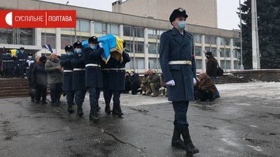 Тіла загиблих забирають із міського палацу культури щоб відвезти до собору Тіла загиблих забирають із міського палацу культури щоб відвезти до собору