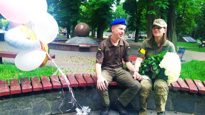 Нацгвардієць освідчився військовій під час благодійного концерту у Вінниці