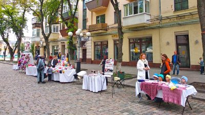 Майстри виробів хенд-мейду, які планують торгувати у центрі Полтави, можуть укладати договори