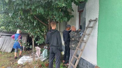 Комунальники ремонтуютьсь пошкоджені вікна у будинку Галини Хомишиної, 15 вересня 2023. Фото: Суспільне Хмельницький/Вікторія Мельник Комунальники ремонтуютьсь пошкоджені вікна у будинку Галини Хомишиної, 15 вересня 2023. Фото: Суспільне Хмельницький/Вікторія Мельник
