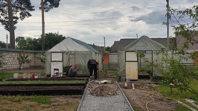У селі поблизу Житомира родина священника на власному обійсті прихистила три сім'ї переселенців У селі поблизу Житомира родина священника на власному обійсті прихистила три сім'ї переселенців