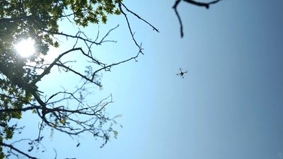Дрон 159 батальйону 118 бригади ТрО висить у повітрі з прикріпленою посилкою для піхоти