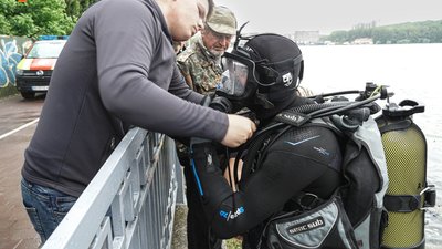 На Тернопільському ставі рятувальники шукають зниклого рибалку На Тернопільському ставі рятувальники шукають зниклого рибалку
