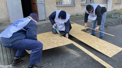 У Херсоні долають наслідки обстрілів російської армії У Херсоні долають наслідки обстрілів російської армії
