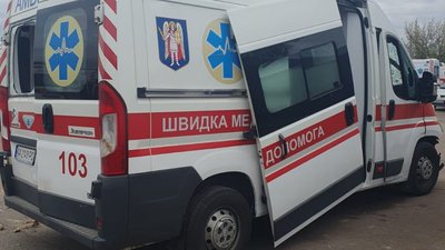 Через нічну атаку РФ в Києві травмовані медики швидкої допомоги