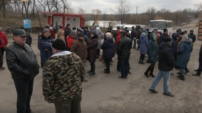 На Черкащині люди перекрили дорогу і вимагають її ремонту На Черкащині люди перекрили дорогу і вимагають її ремонту