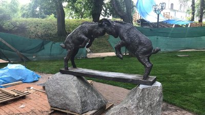 У Чернігові на Вал вже привезли скульптуру з двома цапками для майбутнього фонтану