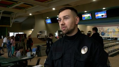 Обирали подарунки та грали у боулінг: у Чернігові патрульна поліція провела акцію для дітей "Дух Різдва" Обирали подарунки та грали у боулінг: у Чернігові патрульна поліція провела акцію для дітей "Дух Різдва"