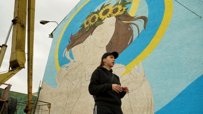 "Дивитися, що коїться в Україні, неможливо спокійно". Харків'янка про створення муралу на Закарпатті "Дивитися, що коїться в Україні, неможливо спокійно". Харків'янка про створення муралу на Закарпатті