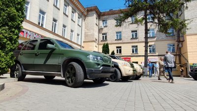 У Тернополі Предстоятель ПЦУ Епіфаній освятив автомобілі для ЗСУ У Тернополі Предстоятель ПЦУ Епіфаній освятив автомобілі для ЗСУ