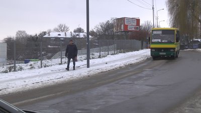 Ожеледиця у Луцьку: як працюють комунальники, курсує громадський транспорт та що кажуть водії та пішоходи Ожеледиця у Луцьку: як працюють комунальники, курсує громадський транспорт та що кажуть водії та пішоходи
