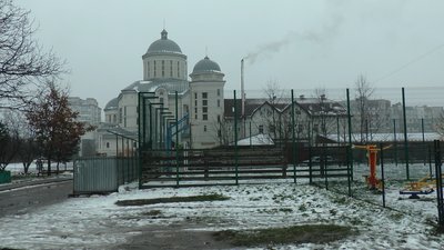 Жителі вулиці Івасюка у Франківську скаржаться на викиди з місцевого монастиря