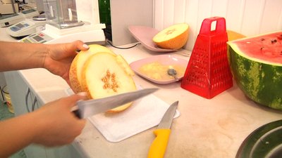 З липня у Житомирі лабораторія ринку заборонила продаж 1880 кілограмів кавунів та динь З липня у Житомирі лабораторія ринку заборонила продаж 1880 кілограмів кавунів та динь