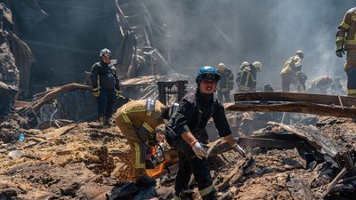 Рятувальники на місці влучання РФ по поштовому терміналу