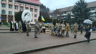 Заупокійне богослужіння за Дмитром Кияненком у центрі Косова Заупокійне богослужіння за Дмитром Кияненком у центрі Косова