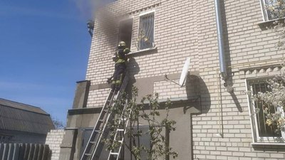 У Херсоні рятувальники ліквідували пожежу у приватному будинку і врятували двох дітей