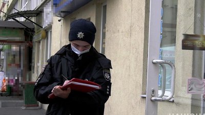 У Вінниці в магазині побутових товарів підпільно продавали фальсифікований алкоголь У Вінниці в магазині побутових товарів підпільно продавали фальсифікований алкоголь