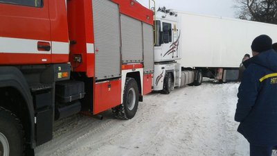 Зі снігової пастки волинські рятувальники витягли автобус із пасажирами Зі снігової пастки волинські рятувальники витягли автобус із пасажирами