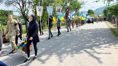 У Синевирі попрощалися із полеглим на війні захисником Василем Сятинею У Синевирі попрощалися із полеглим на війні захисником Василем Сятинею