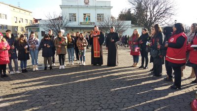 Троянди, листівки та молебень: в Ужгороді провели акцію до Дня боротьби зі СНІДом Троянди, листівки та молебень: в Ужгороді провели акцію до Дня боротьби зі СНІДом
