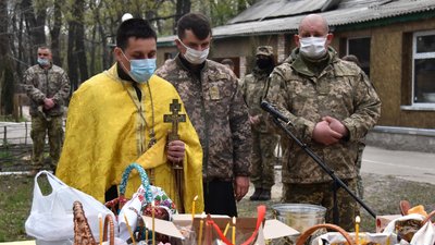 Великдень на передовій: бойовики стріляли, капелани молилися за мир