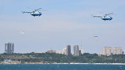 День ВМСУ: в морі показово "врятували" корабель та спустили на воду вінок День ВМСУ: в морі показово "врятували" корабель та спустили на воду вінок