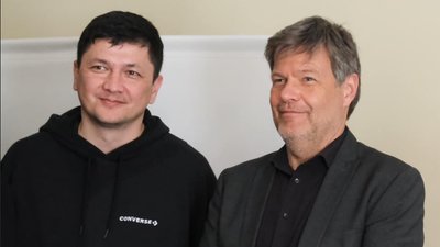 Очільник ОВА Віталій Кім разом віцеканцлером Німеччини Робером Габеком Очільник ОВА Віталій Кім разом віцеканцлером Німеччини Робером Габеком