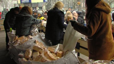 Три тисячі буханок. У Запоріжжі волонтери роздають хліб місцевим жителям Три тисячі буханок. У Запоріжжі волонтери роздають хліб місцевим жителям