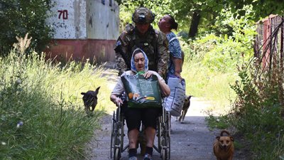 Евакуація маломобільних людей з Дружківки