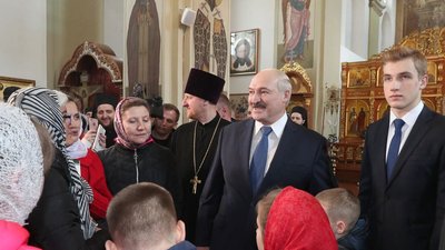 Лукашенко на Великдень пішов у храм, бо "це святе"