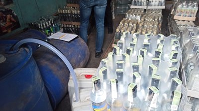У Рівному викрили чоловіка, який виробляв алкофальсифікат