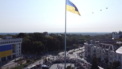 У Полтаві підняли найвищий прапор в області: як це було У Полтаві підняли найвищий прапор в області: як це було