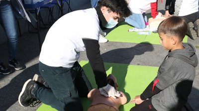 У Житомирі на Михайлівській перехожих вчили робити серцево-легеневу реанімацію У Житомирі на Михайлівській перехожих вчили робити серцево-легеневу реанімацію