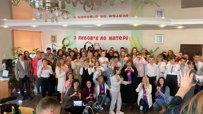 У Тернополі учні спецшколи привітали своїх мам зі святом У Тернополі учні спецшколи привітали своїх мам зі святом