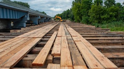 На місці зруйнованого мосту у Климентовому на Сумщині облаштовують тимчасову переправу На місці зруйнованого мосту у Климентовому на Сумщині облаштовують тимчасову переправу