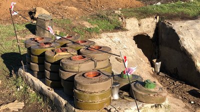 Протягом місяця знешкодили понад 600 "сюрпризів" на двох гектарах території Херсонщини — розміновують вибухотехніки НГУ Протягом місяця знешкодили понад 600 "сюрпризів" на двох гектарах території Херсонщини — розміновують вибухотехніки НГУ