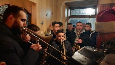 Засівають з конем: у селі на Тернопільщині жителі цілу ніч ходять по оселях Засівають з конем: у селі на Тернопільщині жителі цілу ніч ходять по оселях