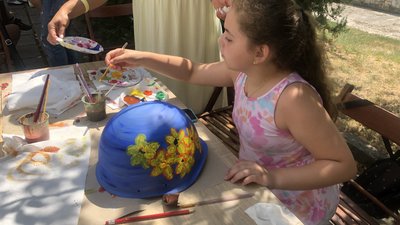 "Казка на касці" — в Ужгороді розмальовували шоломи, аби допомогти пораненому рятувальнику "Казка на касці" — в Ужгороді розмальовували шоломи, аби допомогти пораненому рятувальнику