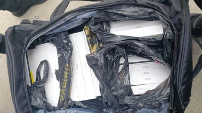 20 незадекларованих планшетів iPad, які виявили прикордонники у рейсовому автобусі