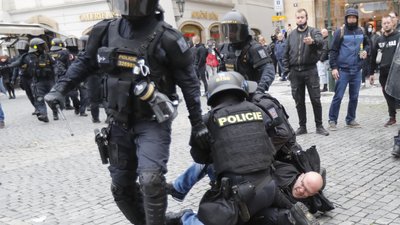 У Празі на акції проти посиленого карантину сталися сутички з поліцією, десятки затриманих У Празі на акції проти посиленого карантину сталися сутички з поліцією, десятки затриманих