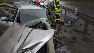 Рятувальники деблокували водія з побитої автівки. 26 квітня 2023 рік. Рятувальники деблокували водія з побитої автівки. 26 квітня 2023 рік.