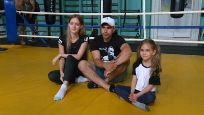 "Хочу повернутися у рідне місто". Історія сім'ї тренера з боксу, яка переїхала з Маріуполя в Івано-Франківськ