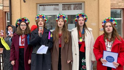 З білими янголами у руках: у Житомирі учні влаштували акцію до Дня пам'яті Героїв Небесної Сотні З білими янголами у руках: у Житомирі учні влаштували акцію до Дня пам'яті Героїв Небесної Сотні