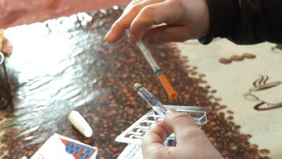 Препарат для росту Павло Вінтоняк коле у дві руки та дві ноги Препарат для росту Павло Вінтоняк коле у дві руки та дві ноги
