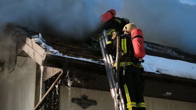 Рятувальники ДСНС гасять пожежу